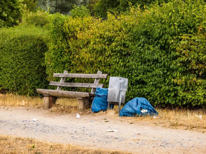 Müllsäcke am Wegesrand