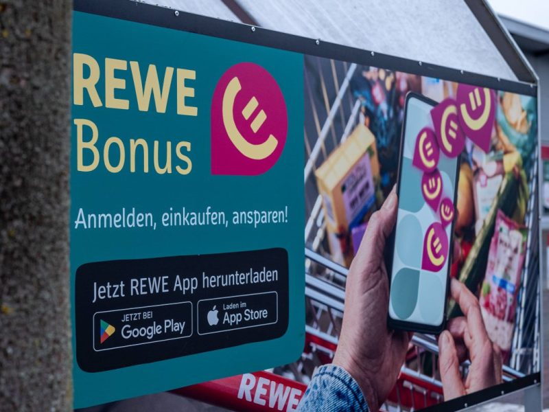 Rewe-Kunden reagieren gespalten auf das neue Bonusprogramm.