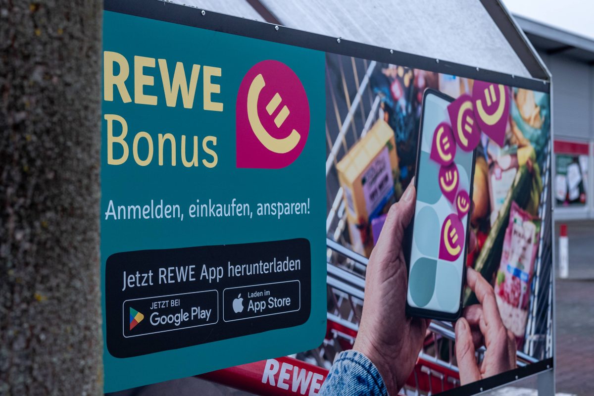 Rewe-Kunden reagieren gespalten auf das neue Bonusprogramm.