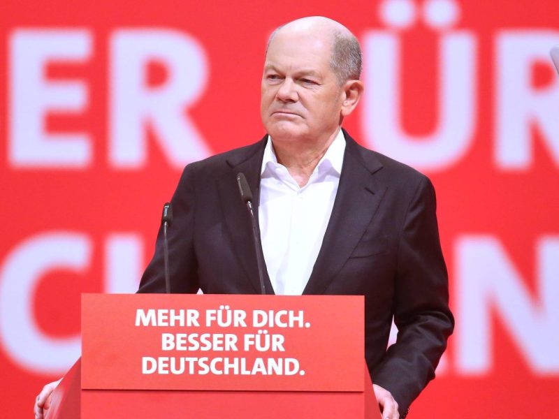 Applaus an falscher Stelle für den Kanzler.