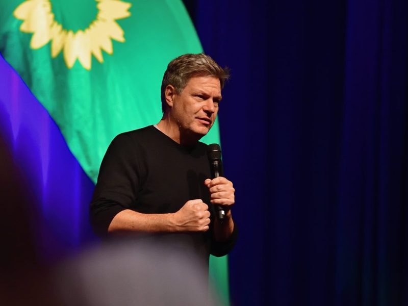 Mitten im Wahlkampf präsentiert Robert Habeck eine umstrittene Idee und ein noch umstritteneres Buch.