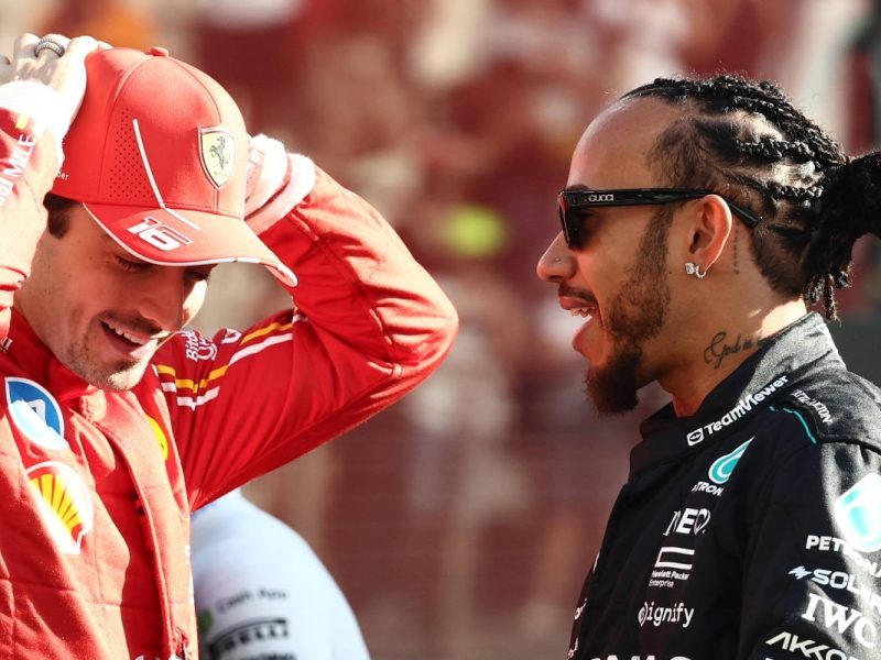 Formel 1: Lewis Hamilton mit seinem neuen Teamkollegen Charles Leclerc.