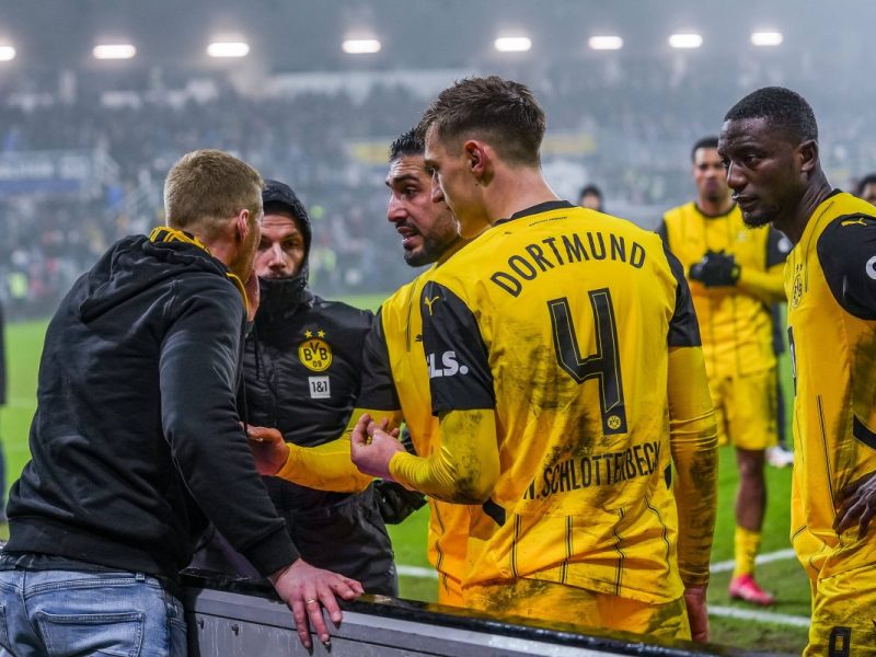 Borussia Dortmund zeigt das nächste desolate Spiel! Die aktive Fanszene des BVB hat die Mannschaft nach der Partie zur Rede gestellt.