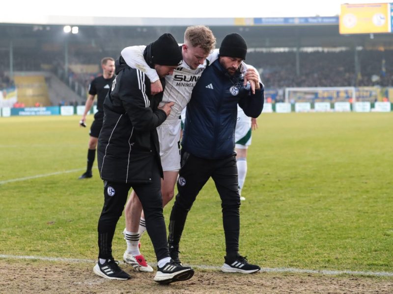 Droht dem FC Schalke 04 ein langer Ausfall von Derry John Murkin? Der Pottklub hat nun das Ergebnis der Untersuchungen bekannt gegeben.