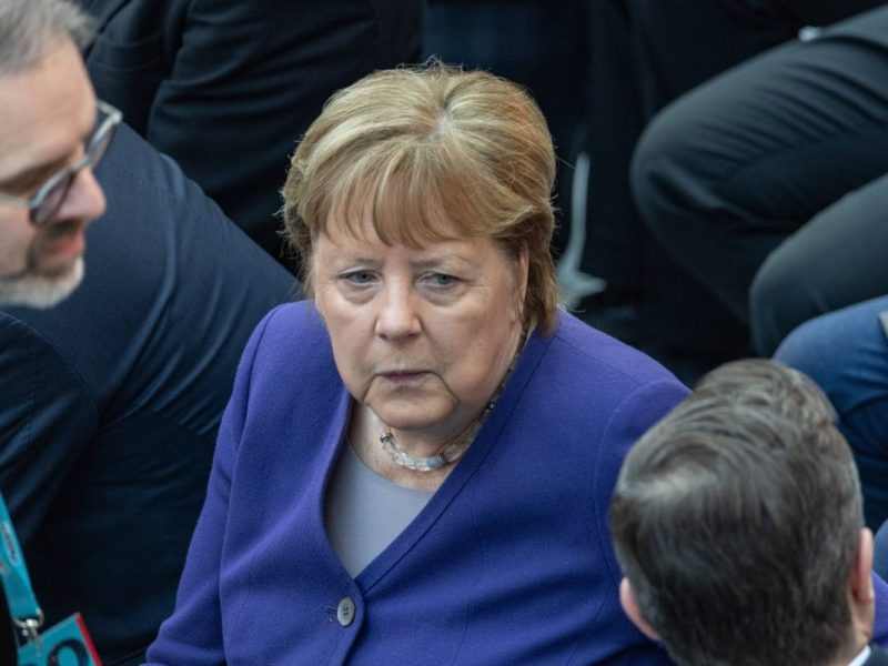 Merkel wird Buch hingehalten – wie sie reagiert, ist erstaunlich