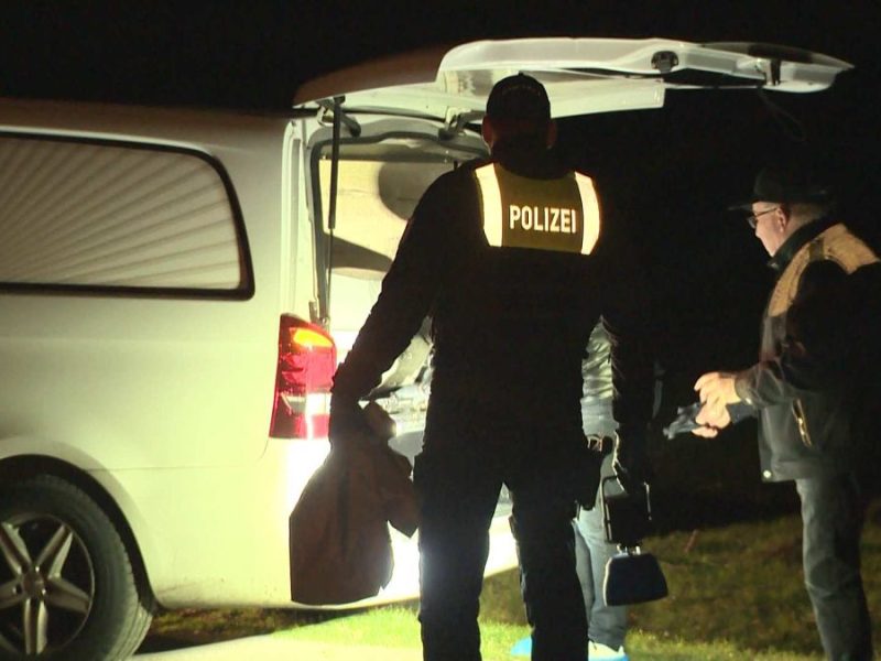 Geseke (NRW): Polizisten stehen am Leichenwagen.