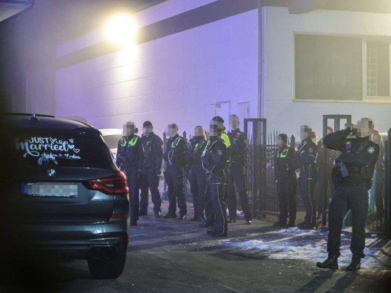 In Menden (NRW) kam es bei einer Hochzeit zu einem Großeinsatz der Polizei.